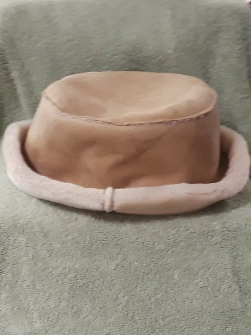 NWOT David & Young Tan & Cream Cozy Chic Faux Fur/Shearling Brim Bucket Hat 22